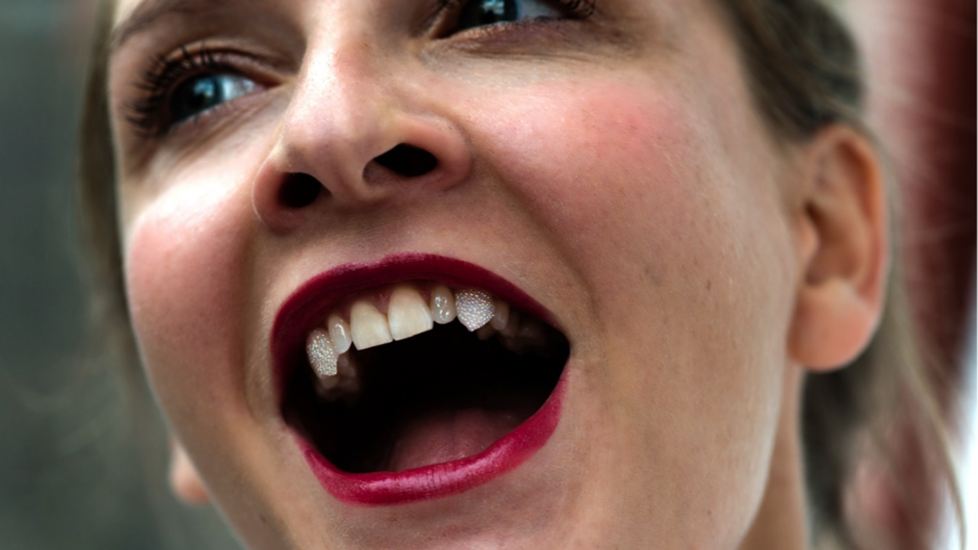 Zum heißen Vamp verwandeln dich unsere individuellen Frontzahnverlängerungen, auch Vampirzähne, Vamp-Slippers, Tiger,- Snake- Fangs genannt. Unsere Org-Fangs werden für den Unterkiefer gefertigt. Das Material ist frei aus unserem Sortiment wählbar.